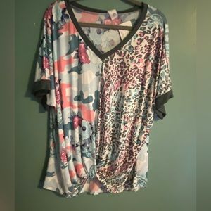 Boutique 2x knit top. NWT. Turquoise and pink animal and floral